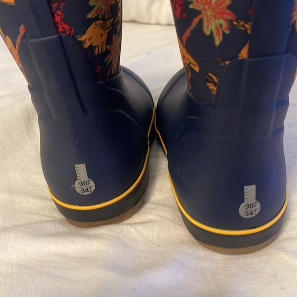Bogs boys size 4. Used once. Classic II Dino winter boot - Picture 4 of 6